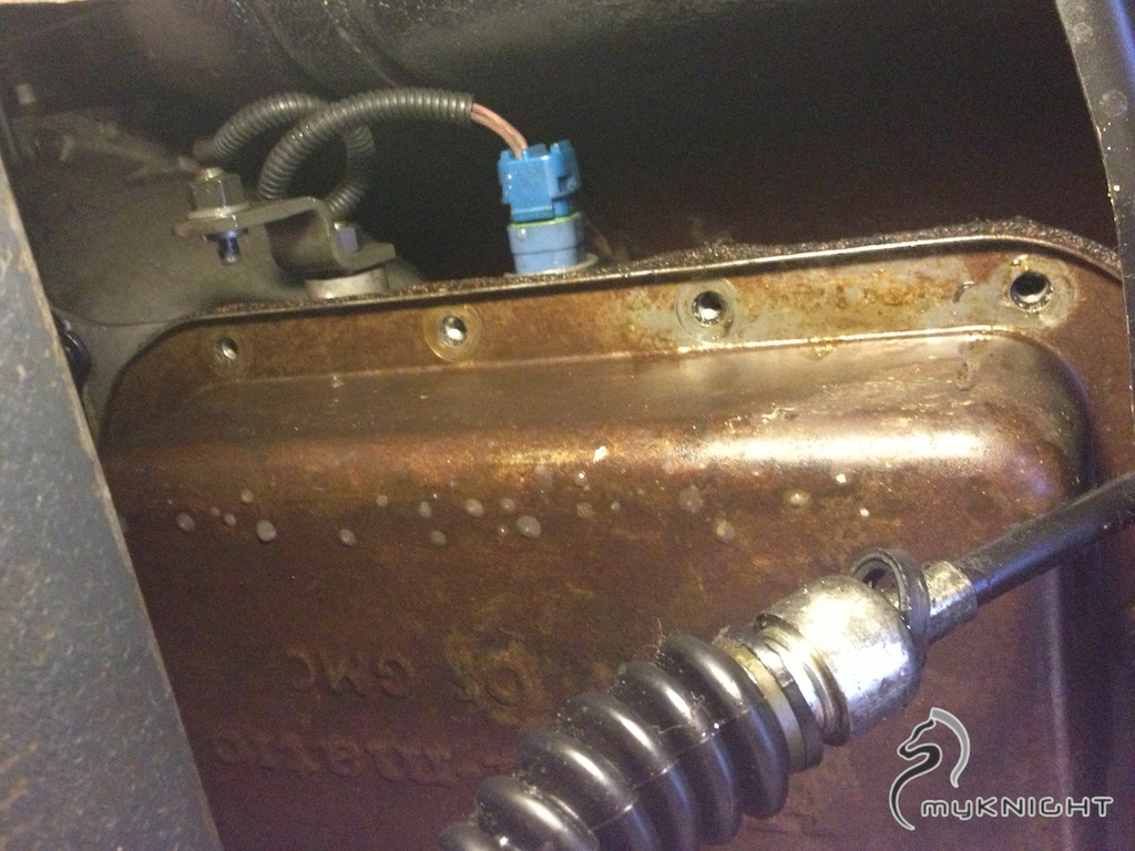 Ölwanne eines Automatikgetriebes eines Pontiac Firebird Trans Am mit demontierten Schrauben eines Bowdenzugs