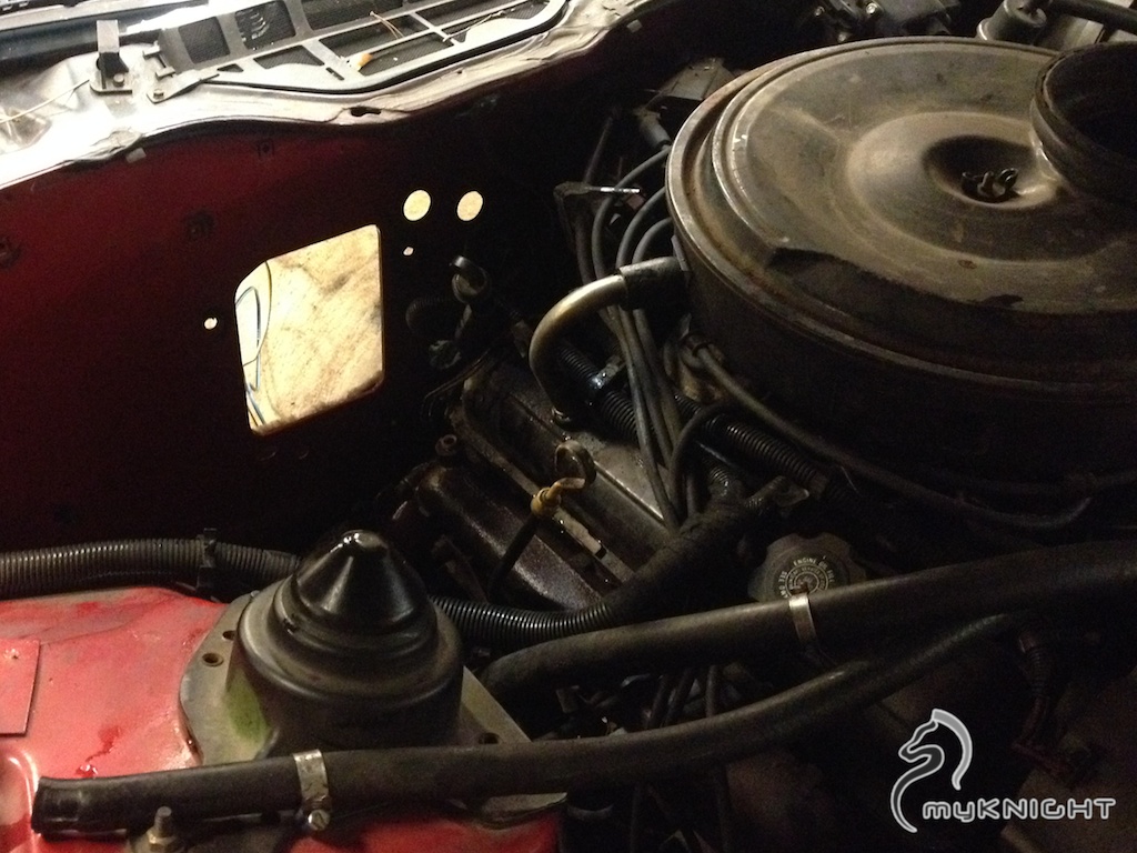 Motorraum eines Pontiac Firebird mit ausgebautem Gebläsekasten