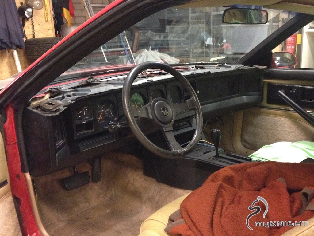 Fahrzeuginnenraum eines Pontiac Firebird Trans Am mit montierten Sitzen und Armaturenbrett