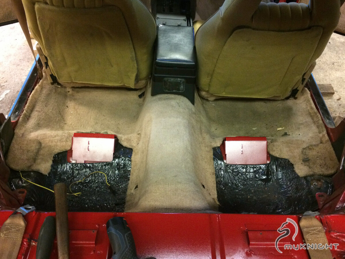 Innenraum eines Pontiac Firebird Trans Am mit demontierten Rücksitzen