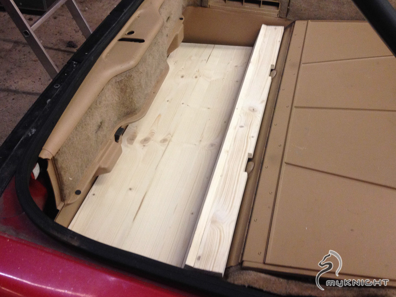Holz-Ausbau im Kofferraum eines Pontiac Firebird Trans Am