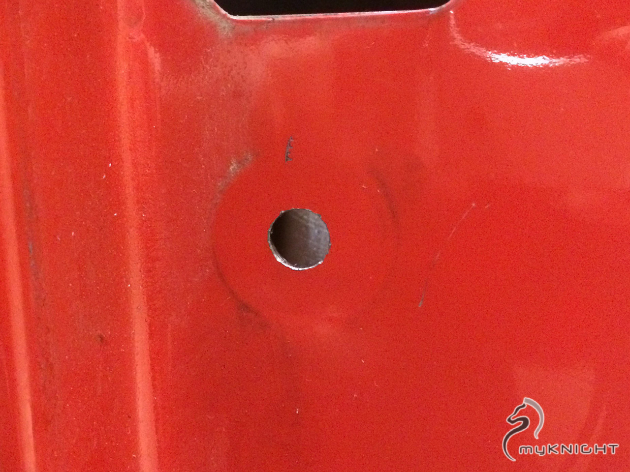 Vergrößertes Loch zur Befestigung der Verschlussbolzen der Türen eines Pontiac Firebird Trans Am