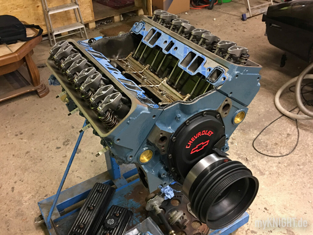 V8-Motor auf dem Motorständer mit montierten Ventilen und Ansaugbrückendichtungen