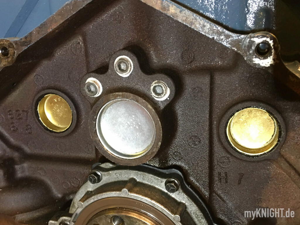 Montierte Kernlochdeckel und Deckel der Nockenwelle auf der Rückseite des V8-Motors