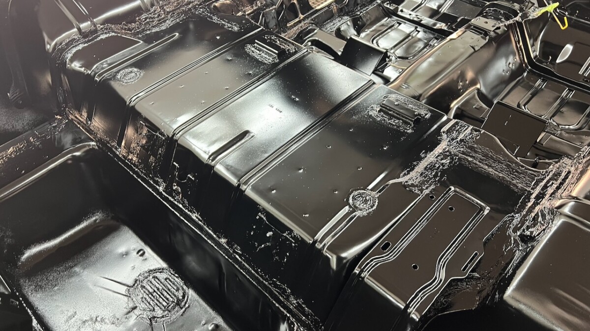 Schwarz lackierter Innenraum eines Pontiac Firebird Trans Am, ohne Teppich und Anbauteile.