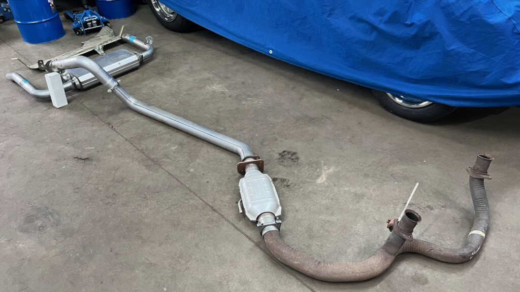 Auspuffanlage des Herstellers Hooker auf einem Werkstattboden